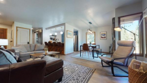 Updated 1 bedroom with bunks near Mammoth Creek bike paths free shuttle